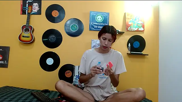 Snapshot of skinnyverus18 chatting on November 19, 2025, 7:03 pm skinnyverus18 online show from November 19, 2025, 7:03 pm