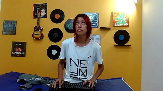 Snapshot of skinnyverus18 chatting on November 10, 2025, 6:57 pm skinnyverus18 online show from November 10, 2025, 6:57 pm