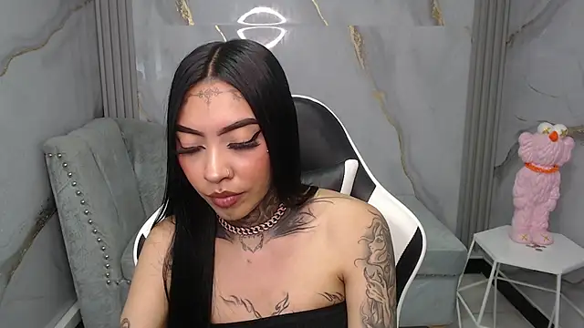 Ashley Blum v online show from November 18, 2025, 8:12 pm