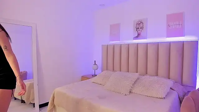 Miacorner  online show from September 14, 2025, 4:40 pm