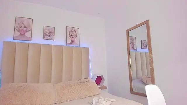 Miacorner  online show from October 3, 2025, 4:08 pm