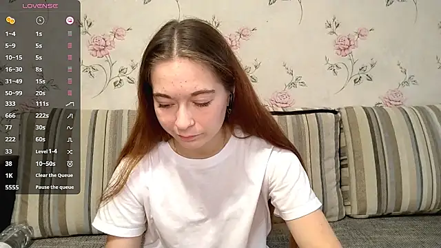KissKarina online show from October 2, 2025, 1:03 pm