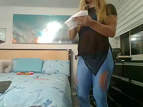 Snapshot of Mirianzapata_1 chatting on October 18, 2025, 6:04 am Mirianzapata 1 online show from October 18, 2025, 6:04 am