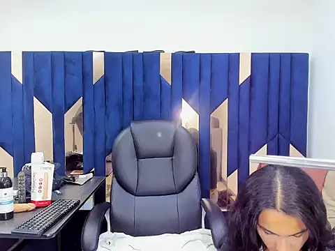 Snapshot of Aisha_hotts777 chatting on November 19, 2025, 4:23 am Aisha hotts777 online show from November 19, 2025, 4:23 am