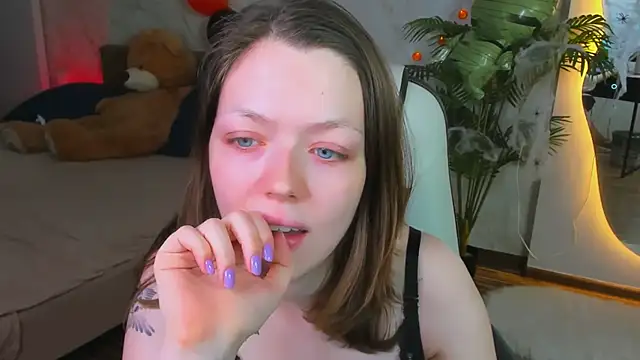 Snapshot of Lunar_Lily chatting on November 2, 2025, 5:45 am Lunar Lily online show from November 2, 2025, 5:45 am