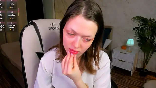 Snapshot of Lunar_Lily chatting on November 14, 2025, 5:44 am Lunar Lily online show from November 14, 2025, 5:44 am