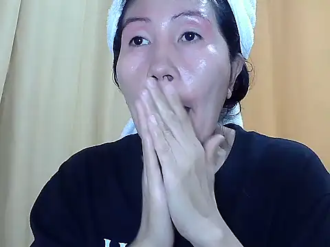 Elara8309 online show from November 12, 2025, 2:04 am