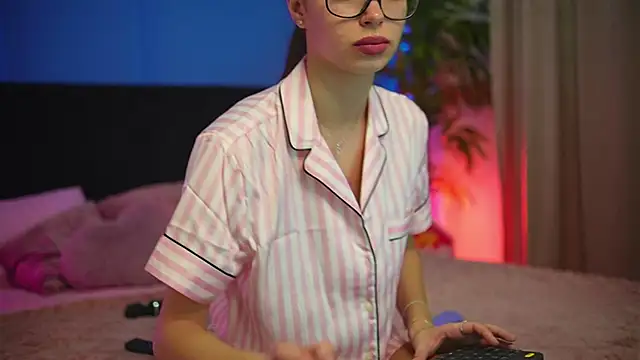 alexxisrae online show from November 5, 2025, 4:04 am