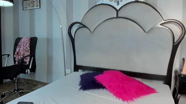 MiaAmore  online show from February 6, 2026, 7:32 pm