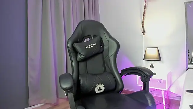 Snapshot of emy_williams chatting on October 18, 2025, 7:27 pm emy williams online show from October 18, 2025, 7:27 pm