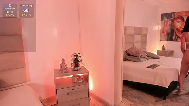 Snapshot of SophieCollins_1 chatting on December 18, 2025, 11:47 am SophieCollins 1 online show from December 18, 2025, 11:47 am