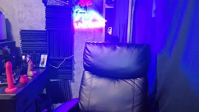 chicanachic13 online show from December 14, 2025, 11:10 pm