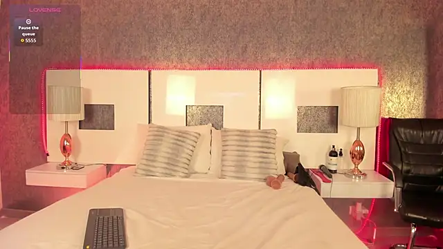 NatyLeone online show from December 2, 2025, 7:37 pm