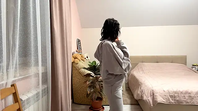 KellySayli online show from October 5, 2025, 6:09 pm