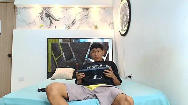 BEAUTY BOYS1 online show from October 27, 2025, 7:20 am