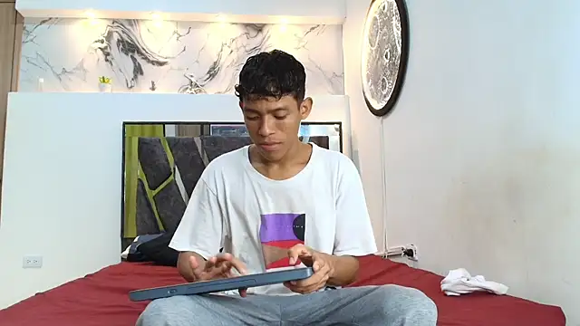 BEAUTY BOYS1 online show from October 28, 2025, 7:18 am