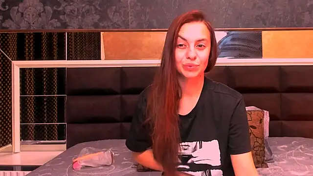 Snapshot of MillieTinny chatting on November 8, 2025, 4:05 am MillieTinny online show from November 8, 2025, 4:05 am