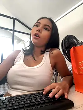 Snapshot of AlinnaRosee_ chatting on December 2, 2025, 4:30 pm AlinnaRosee online show from December 2, 2025, 4:30 pm