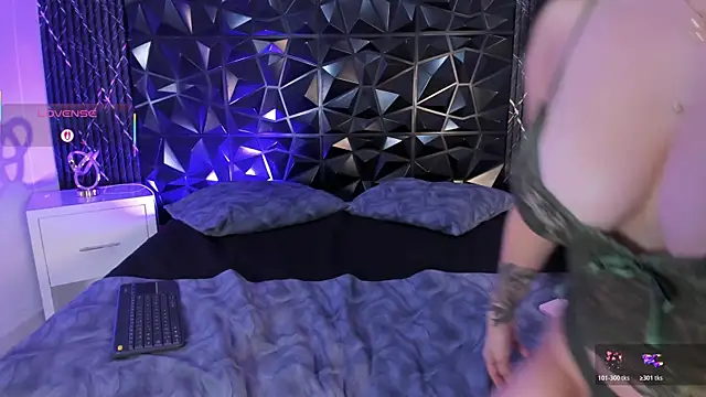 chloegils  online show from December 14, 2025, 1:49 pm