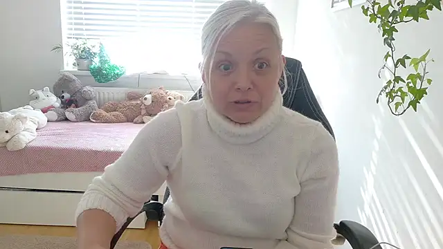 Snapshot of Linsy_Kim chatting on February 2, 2026, 12:15 pm Linsy Kim online show from February 2, 2026, 12:15 pm