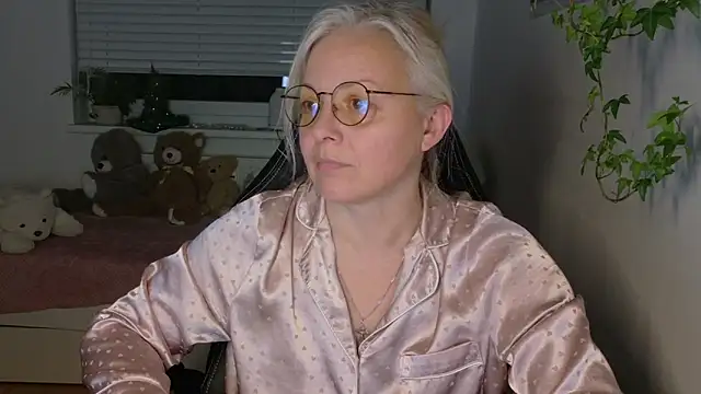 Snapshot of Linsy_Kim chatting on February 5, 2026, 11:00 pm Linsy Kim online show from February 5, 2026, 11:00 pm