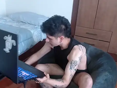 Snapshot of Etolasim chatting on November 23, 2025, 8:19 pm Etolasim online show from November 23, 2025, 8:19 pm