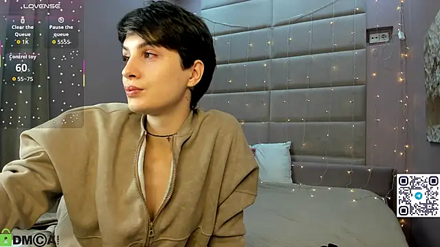 Adeline Perle online show from October 26, 2025, 11:05 pm