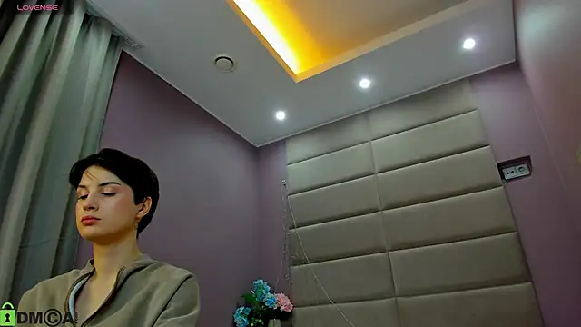 Adeline Perle online show from November 6, 2025, 1:09 am