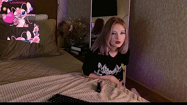 EsmeMayhem online show from September 19, 2025, 5:11 am