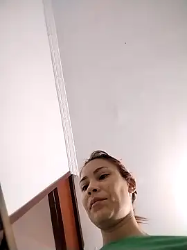 dulcelatin21 online show from October 25, 2025, 5:13 pm