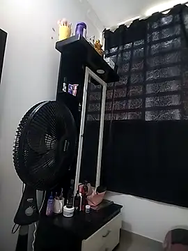 dulcelatin21 online show from November 3, 2025, 3:59 pm