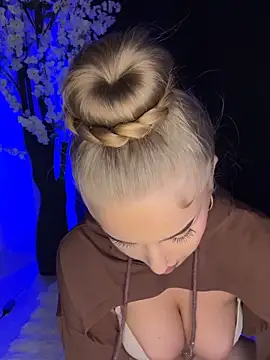 AubrieleRouj1 online show from December 20, 2025, 6:22 pm