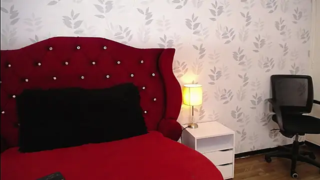 MargarettCooper online show from November 18, 2025, 1:03 pm