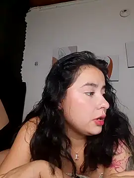 Snapshot of Yuli-27 chatting on October 27, 2025, 7:09 am Yuli-27 online show from October 27, 2025, 7:09 am