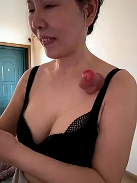 Snapshot of xiiuuff18 chatting on October 11, 2025, 12:33 am xiiuuff18 online show from October 11, 2025, 12:33 am