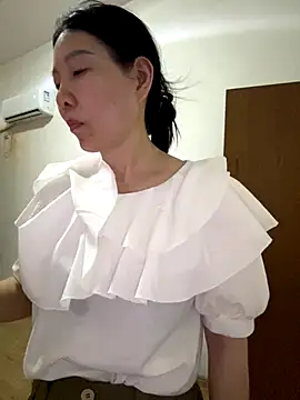 xiiuuff18 online show from September 30, 2025, 11:49 am