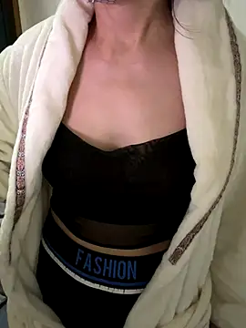 xiiuuff18 online show from November 23, 2025, 11:37 pm