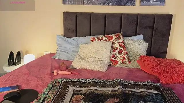 Snapshot of HelenaCole- chatting on February 8, 2026, 2:04 pm HelenaCole- online show from February 8, 2026, 2:04 pm