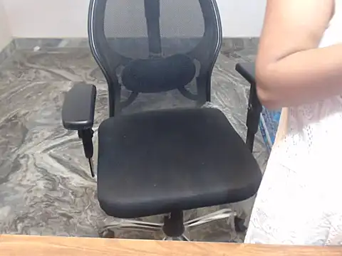  LoveBirds online show from April 9, 2026, 6:14 pm