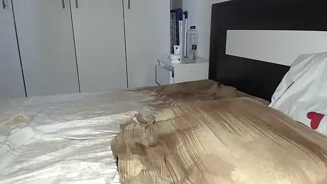 Snapshot of petite_danielle chatting on February 19, 2026, 8:22 am petite danielle online show from February 19, 2026, 8:22 am