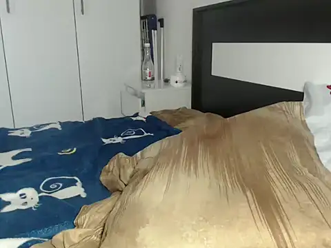 Snapshot of petite_danielle chatting on March 3, 2026, 8:21 am petite danielle online show from March 3, 2026, 8:21 am