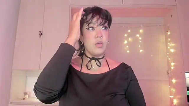 Snapshot of VickyRuiz_ chatting on February 9, 2026, 12:03 pm VickyRuiz online show from February 9, 2026, 12:03 pm