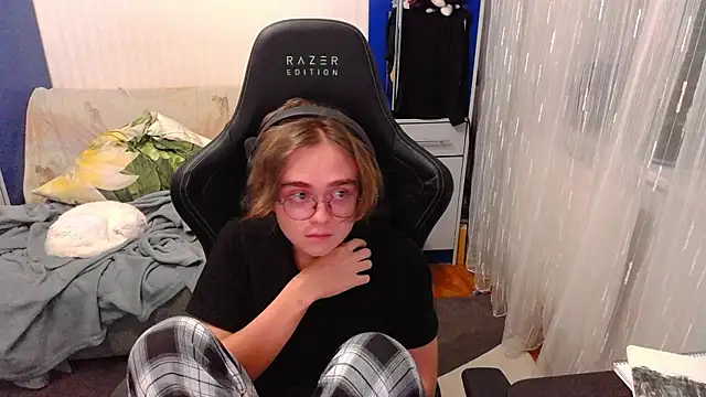 Twinchik online show from October 4, 2025, 10:33 pm