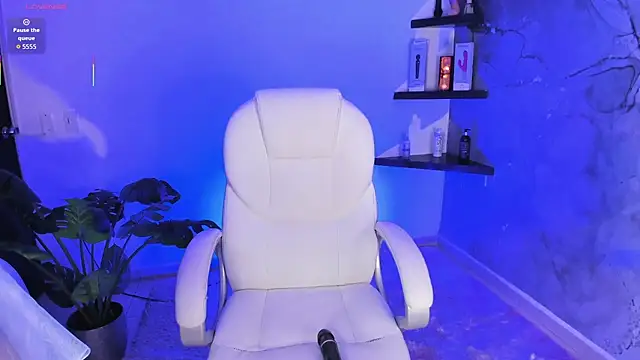 Lilokat  online show from November 18, 2025, 3:43 am