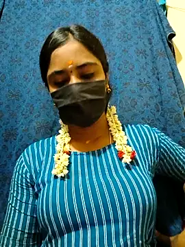 Snapshot of mini-queen chatting on November 17, 2025, 4:11 pm mini-queen online show from November 17, 2025, 4:11 pm