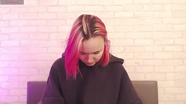 Ericha Stone online show from November 7, 2025, 3:22 am