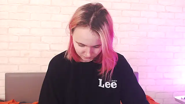 Ericha Stone online show from December 23, 2025, 8:02 am