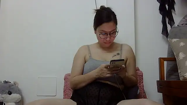 Snapshot of Kiko_sunflower chatting on June 16, 2026, 4:45 am Kiko sunflower online show from June 16, 2026, 4:45 am