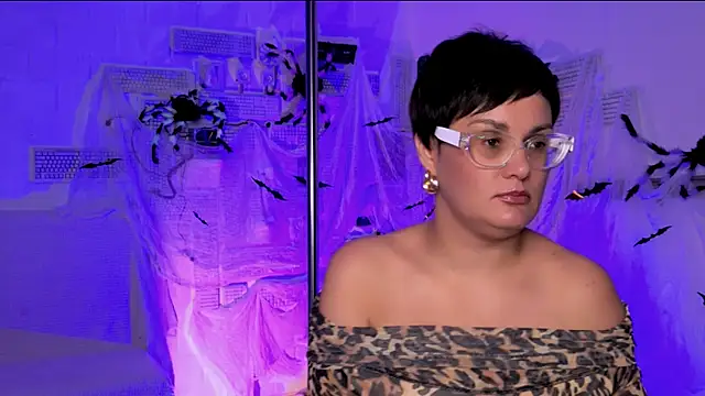 Snapshot of LauraDavidsons chatting on October 17, 2025, 4:42 pm LauraDavidsons online show from October 17, 2025, 4:42 pm