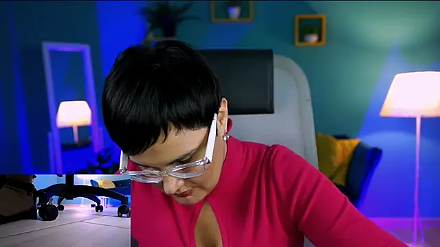 LauraDavidsons online show from December 14, 2025, 7:30 pm